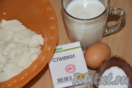 Подготовить опару, для этого в чашку влить 200 миллилитров тёплого молока (температура молока должна быть не выше 40 градусов), всыпать сухие дрожжи и добавить 1,5 столовых ложки сахара, перемешать и оставить на 15 минут, для того чтобы дрожжи ожили. По прошествии времени на опаре образуется шапочка, это значит, что дрожжи ожили.