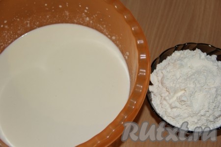 В глубокой миске соединить манную кашу, подошедшую опару, яйцо и ещё 200 миллилитров молока (я вместо молока добавила 200 мл сливок, но это непринципиально), хорошо перемешать с помощью блендера (или миксера, или венчика).