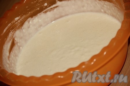 Затем всыпать просеянную муку и перемешать венчиком. Блинное тесто должно получиться однородным, без комочков. В конце замеса влить растительное масло и ещё раз перемешать. Накрыть миску с тестом пищевой плёнкой и оставить в тепле на 1 час.