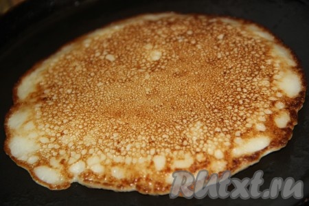 Готовое блинное тесто хорошо перемешать перед выпечкой. Консистенция теста для манных блинов на дрожжах будет чуть гуще, чем на обычные блины. Сковороду смазать растительным маслом и очень хорошо раскалить на огне, затем половником вылить часть теста, равномерно распределяя его по дну сковороды, выпекать манно-дрожжевой блин на среднем огне с двух сторон до румяности, затем переложить на тарелку. А из оставшегося блинного теста постепенно пожарить все блинчики, смазывая сковороду по мере необходимости (я после жарки первого блина сковородку больше маслом не смазывала).