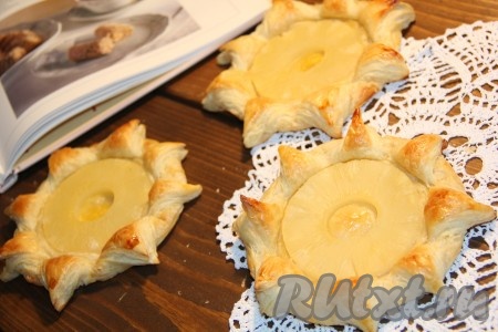 Слойки с консервированными ананасами