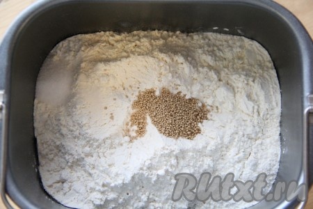 Затем всыпать соль, муку и дрожжи. Закладку продуктов делать так, как указано в инструкции к вашей хлебопечке.