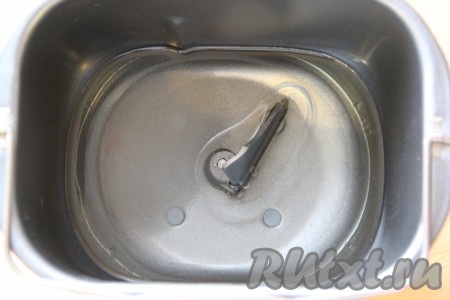 В ведёрко хлебопечки влить тёплую воду, растительное масло и всыпать сахар.
