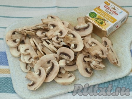 Шампиньоны моем, обсушиваем и нарезаем на пластины.