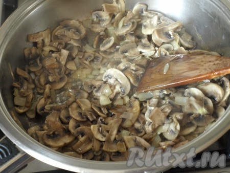 На сковороде разогреваем подсолнечное масло, выкладываем шампиньоны и обжариваем на среднем огне 5-6 минут, иногда перемешиваем. Затем добавляем очищенный и достаточно мелко нарезанный лук. Обжариваем грибы с луком минут 5 (до мягкости лука), периодически помешивая.