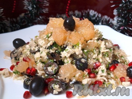 Салат с курицей, грейпфрутом и маслинами