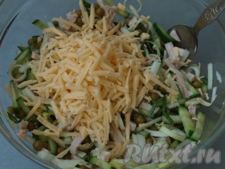 Нарезаем соломкой филе индейки, стебель лука порея и огурец. Толстую часть листьев пекинской капусты тоже нарезаем тонкой соломкой. Белую часть лука порея нарезаем тонкими кольцами.&nbsp;
