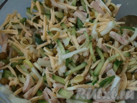 Смешиваем все порезанные ингредиенты, добавляем консервированный горошек, натертый сыр, соль, перец. Смешиваем йогурт с лимонным соком и заправляем салат. Тщательно перемешиваем и салат "Серпантин" готов.
