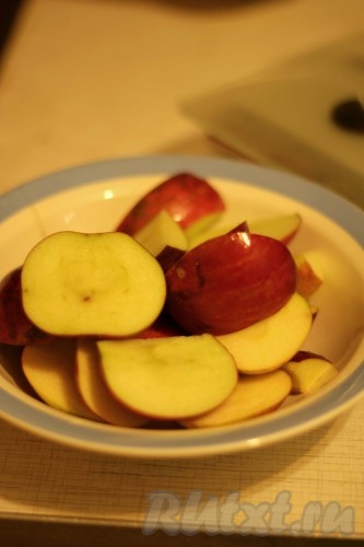 Пока желатин набухает, займёмся яблоками. Яблоки нужно произвольно нарезать, удаляя семенную коробку. Предварительно яблоки можно очистить от кожуры, я не очищала.