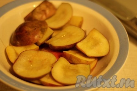 Теперь нужно запечь яблоки до мягкости. Можно запечь в разогретой до 180 градусов духовке в течение 15-25 минут или на максимальной мощности в микроволновке в течение 4-5 минут.