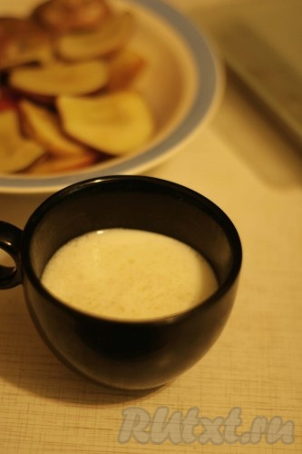 В небольшую ёмкость всыпать желатин, влить холодное молоко, перемешать до однородности. Оставить желатин набухать на время, указанное в инструкции на упаковке. В инструкции к моему желатину указано: замачивать на 40 минут.