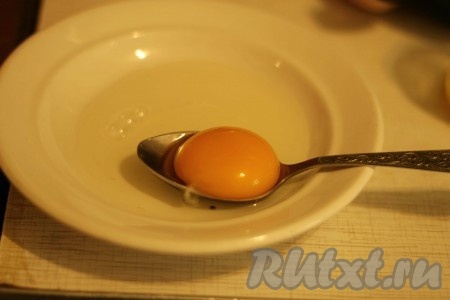 2 яйца достать из холодильника. Аккуратно разделить яйца на белки и желтки. Следите, чтобы даже капля желтка не попала к белкам, иначе белки не взобьются. Желток в этом рецепте нам не понадобится, его можно использовать для других блюд.