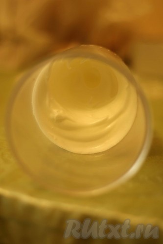 Белки влить в ёмкость, удобную для взбивания, добавить лимонный сок, взбить миксером до получения густой, белой пены.