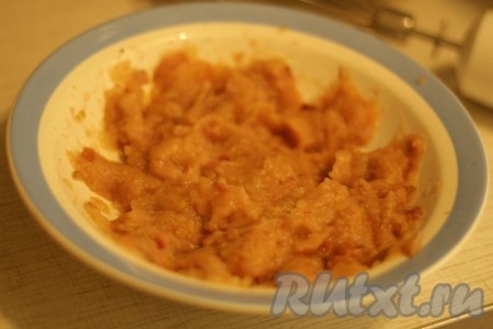 Погружным блендером пюрировать запечённые кусочки яблок до получения однородного пюре.