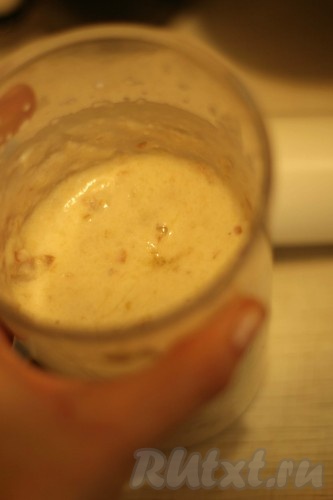 Набухшую молочно-желатиновую массу прогреть до растворения кристаллов желатина, но не доводя до кипения. Удобно это делать в микроволновке, для этого ёмкость с набухшей желатиновой массой ставим на 10 секунд на максимальную ёмкость в микроволновку, перемешиваем, отправляем ещё на 10 секунд в микроволновку, снова перемешиваем. Если после этого кристаллы желатина останутся, можно поставить ещё на 10 секунд в микроволновку, но следите, чтобы желатиновая масса не закипела. Небольшими частями добавить ко взбитым белкам молоко с желатином, постоянно перемешивая миксером. Затем добавить яблочное пюре&nbsp; и ещё раз перемешать массу до однородности. Можно добавить ещё мёд вместо сахара, но если яблоки сладкие, то можно обойтись и без мёда.