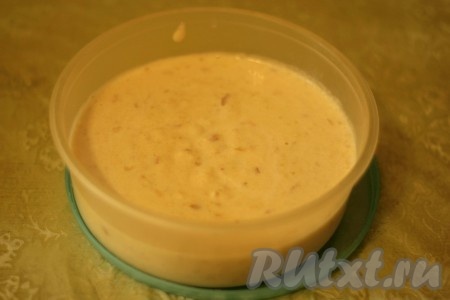 Выложить полученную смесь в форму, накрыть крышкой и убрать в холодильник на 5-6 часов (до полного застывания).