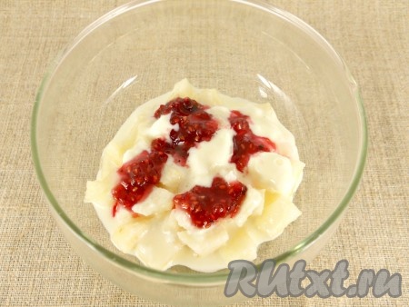 Яблоко, грушу и мандарин очистить от кожуры и семечек. Яблоко и грушу порезать кубиками, мандарин разделить на дольки. В креманку выкладывать слоями: кубики груши, залить половиной массы из мороженого, далее - 2 чайные ложки малинового варенья.