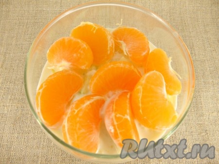 Далее, кубики груши + оставшаяся масса из мороженого, сверху - дольки мандаринов.
