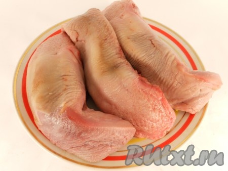 Свиные языки хорошо вымыть.