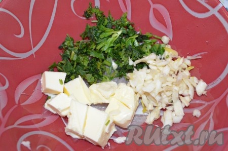 Для приготовления начинки размять вилкой сливочное масло комнатной температуры с рубленной зеленью и мелко нарезанным (или пропущенным через пресс) чесноком. Получившуюся масляную смесь зрительно разделить на 6 частей (то есть на столько частей, сколько пластин куриного филе у вас получилось).