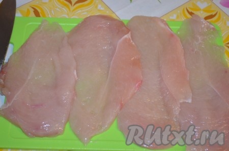 Зелень промыть и обсушить. Сливочное масло достать из холодильника заранее, чтобы оно согрелось до комнатной температуры. Куриное филе нарезать на тонкие пластины. Из 2 филе у меня получилось 6 пластин.