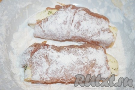 В сковороде разогреть растительное масло. Сформированные куриные рулеты с адыгейским сыром обвалять со всех сторон в муке.