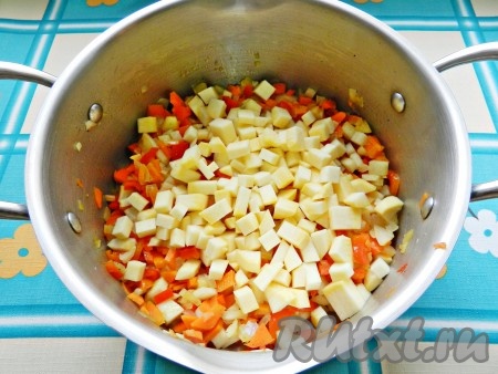 После этого выложить в кастрюлю болгарский перец и репу, посолить, поперчить по вкусу.