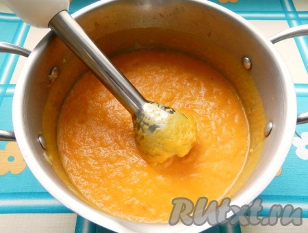 Затем пюрировать суп блендером, вернуть на огонь, влить сливки и прогреть, помешивая, но не кипятить.