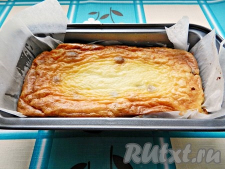 Духовку разогреть до 180 градусов. Форму для выпечки застелить бумагой, немного смазать маслом, выложить творожную массу и разровнять. Поставить в духовку на 40-50 минут и запечь до золотистого цвета. Затем духовку выключить, но запеканку не вынимать, а оставить в духовке на 20 минут.
