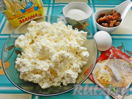 Ингредиенты для приготовления творожной запеканки с манкой и изюмом
