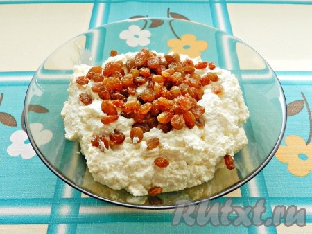 Растереть в однородную массу. Добавить промытый и обсушенный изюм.
