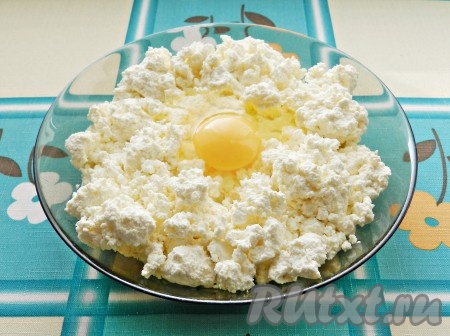 Творог размять вилкой, добавить соль, сахар, ванильный сахар, манную крупу и яйца.
