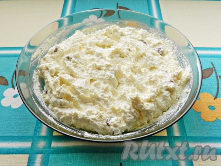 Дать постоять творожной массе 20 минут. За это время манная крупа набухнет, масса станет плотнее.
