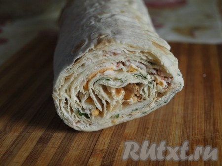 Намазать лист творожным сыром, посыпать натертыми крабовыми палочками. Накрыть третьим листом, смазать его творожным сыром и посыпать натёртыми яйцами. Четвёртый лист смазать майонезом и посыпать укропом. Свернуть плотно рулетом, завернуть в пищевую плёнку и убрать в холодильник для пропитки.
