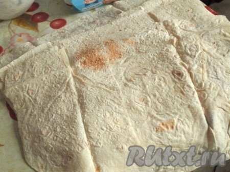 Каждый армянский лаваш разрезать на 2 части (получится 4 листа лаваша).