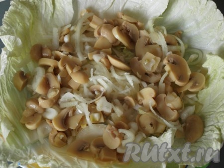 Выложить на блюдо листья пекинской капусты, сверху слоем - лук с шампиньонами.
