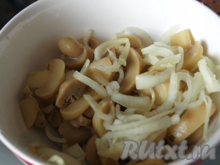 Лук тонко нарезать полукольцами. Залить лук кипятком, добавить сахар, уксус, перемешать и оставить на 30 минут, затем воду слить. Маринованный лук готов. Шампиньоны нарезать пластинками. Смешать маринованный лук и шампиньоны.