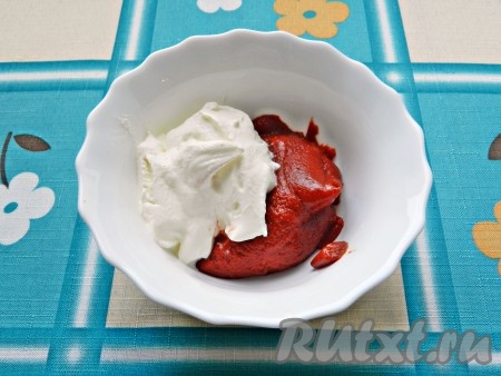 Смешать томатную пасту и сметану, немного развести смесь водой.