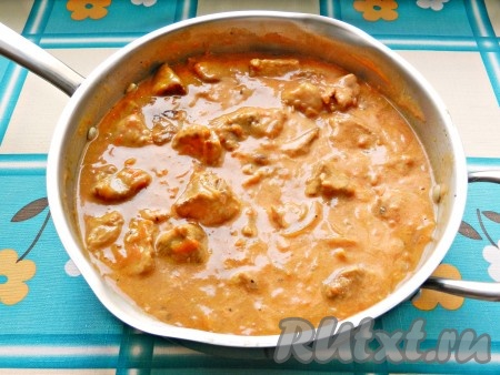 Мясо приправить солью и специями, добавить смесь сметаны и томатной пасты и тушить ещё 30 минут до полной готовности мяса.