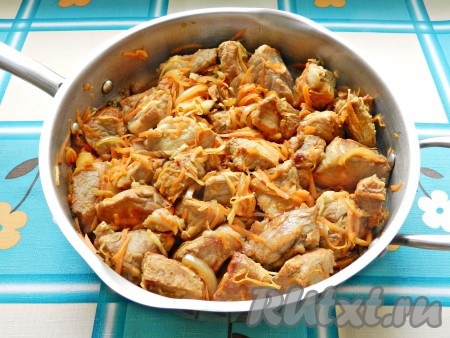 Затем добавить морковь. Обжарить всё вместе в течение 5 минут.