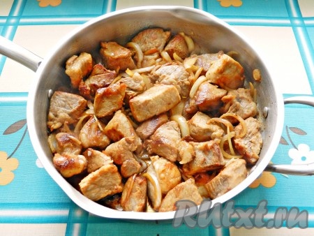 Лук нарезать полукольцами, морковь натереть на крупной тёрке или нашинковать ножом. В сковороду к мясу выложить сначала лук и обжарить его.