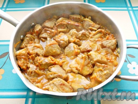 Присыпать свинину мукой, быстро перемешать, влить 1 стакан горячей воды и тушить под крышкой на медленном огне 45 минут.