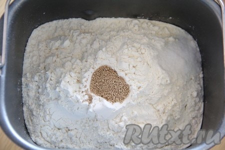  Затем засыпаем соль, муку и дрожжи. Закладку продуктов производить нужно так, как указано в инструкции к вашей хлебопечке. Выставляем режим "Основной" или "Белый хлеб" (время выпечки - 3 часа 15 минут), вес - 1 кг, цвет корочки - средний.