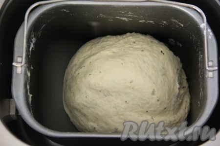 После звукового сигнала добавляем кабачок в тесто. Не забываем контролировать формирование колобка, если нужно - добавляем муки. 