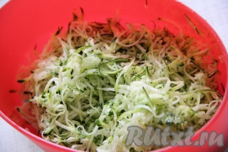 Натираем на мелкой тёрке кабачок (если кабачок молодой, то его можно натереть вместе с кожурой).
