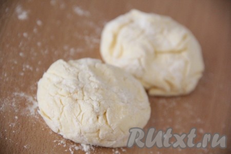 Из творожно-банановой массы сформировать сырники и обвалять их в муке со всех сторон.