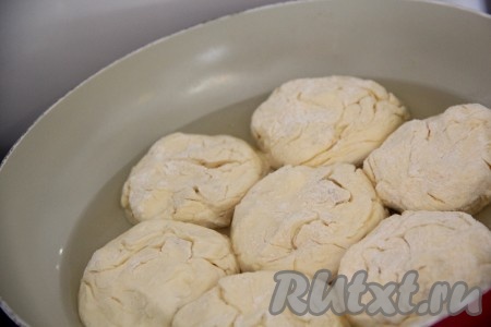 На сковороде с разогретым растительным маслом обжарить сырники с двух сторон до золотистой корочки.