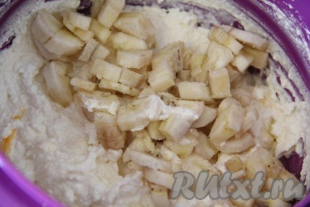 Кусочки банана добавить в творожную массу и аккуратно перемешать.
