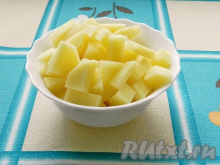 Картофель очистить и нарезать кубиками.