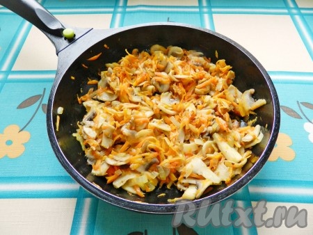 Обжарить все вместе до золотистого цвета,  посолить и поперчить.